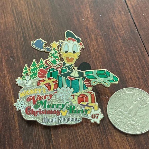 2007 Limited Edition Moving Very Merry Christmas Party Donald Duck Pin - Picture 2 of 4